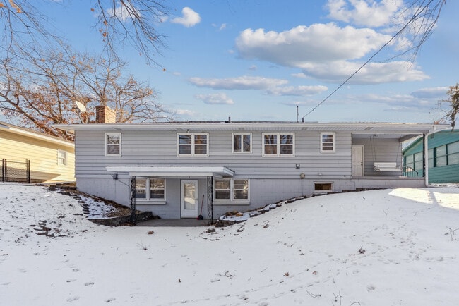 Building Photo - 3032 W 9th St