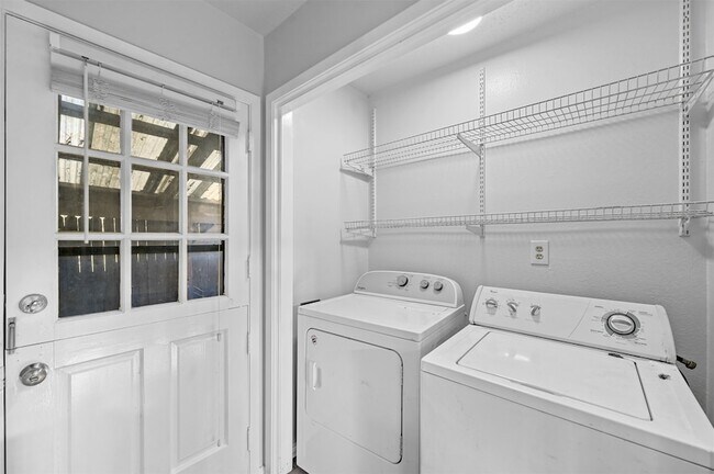 Building Photo - 522 Hunters Glen St