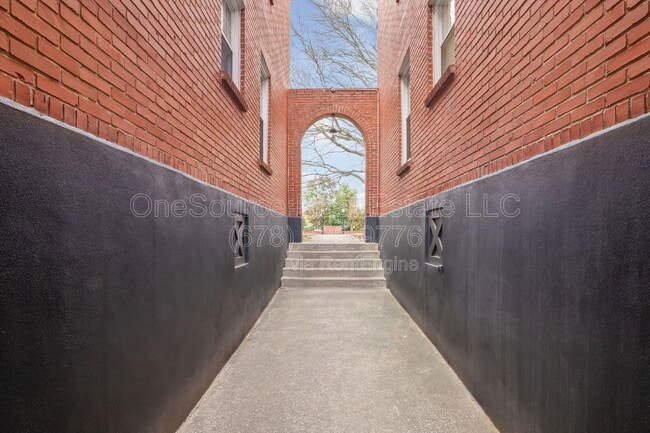 Building Photo - 872 Briarcliff Rd NE