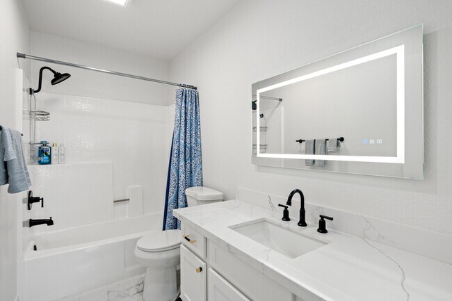 Building Photo - Luxe Spacious Home Near Parks Fully Equipped