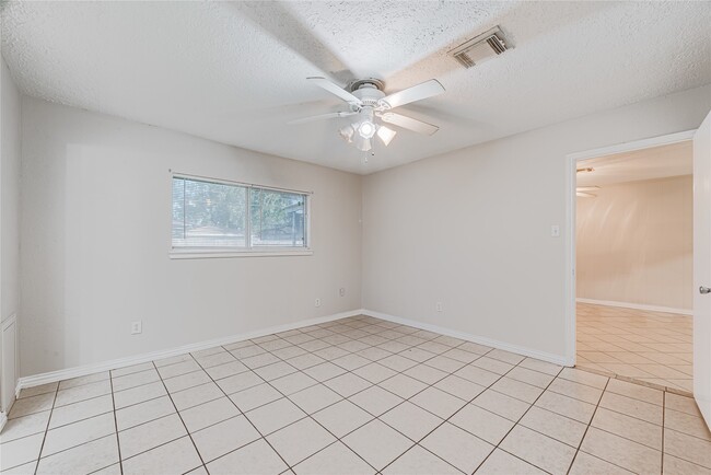 Building Photo - 2021 Kingsdale Dr