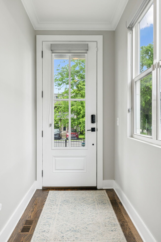 Building Photo - 6216B California Ave