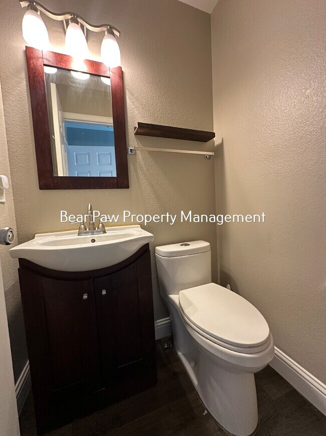 Building Photo - Spacious 3-Bed, 3-Bath Gem in Arvada!"