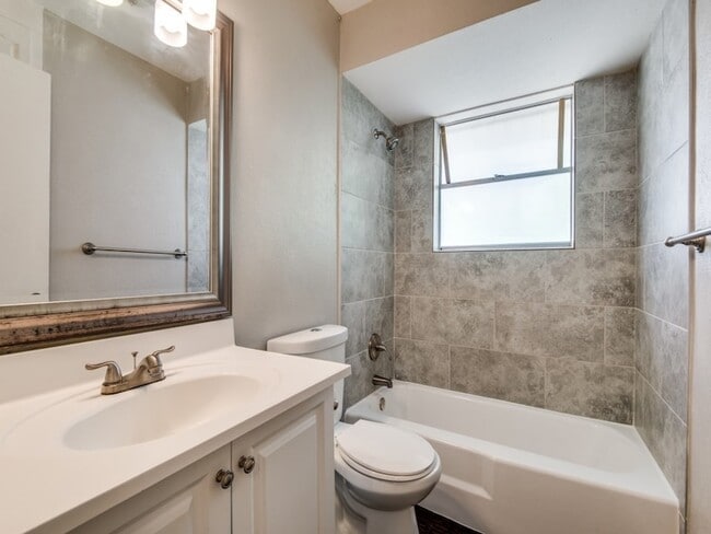 Building Photo - 2025 Cedar Valley Ln