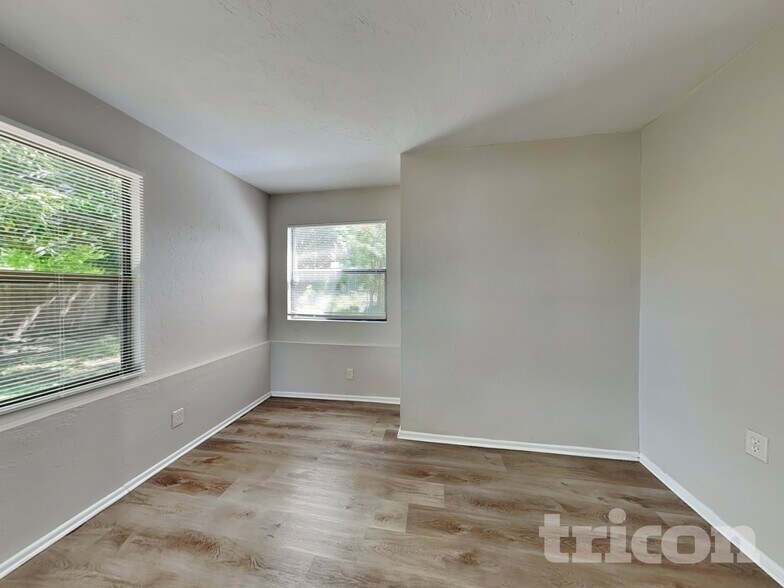 Building Photo - 1203 70th Dr E