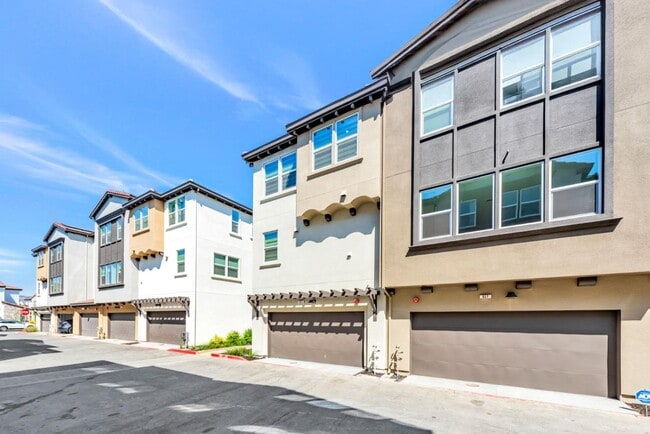 Building Photo - 923 Loyola Ln