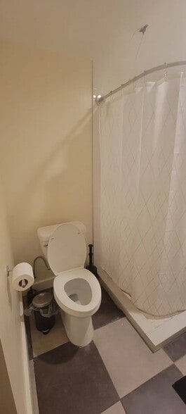 Private bath for bedroom 3 - 3509 Raymond Ave