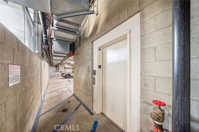Building Photo - 1351 Havenhurst Dr