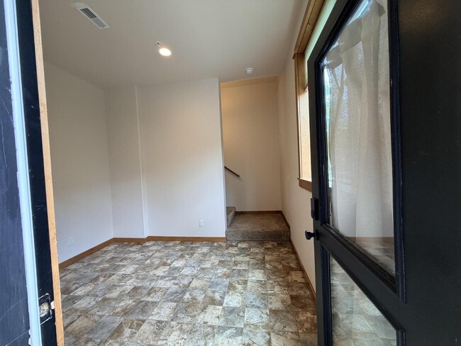Building Photo - Beautiful 2 Bed, 1.5 Bath Townhouse with Bridger Views, Pets OK!