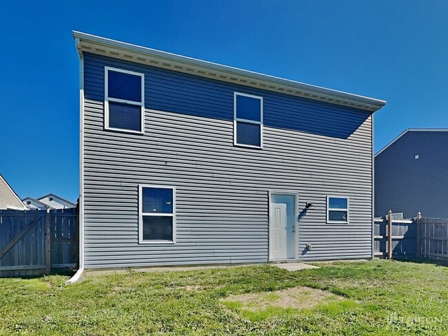 Building Photo - 2840 Beethoven Ave
