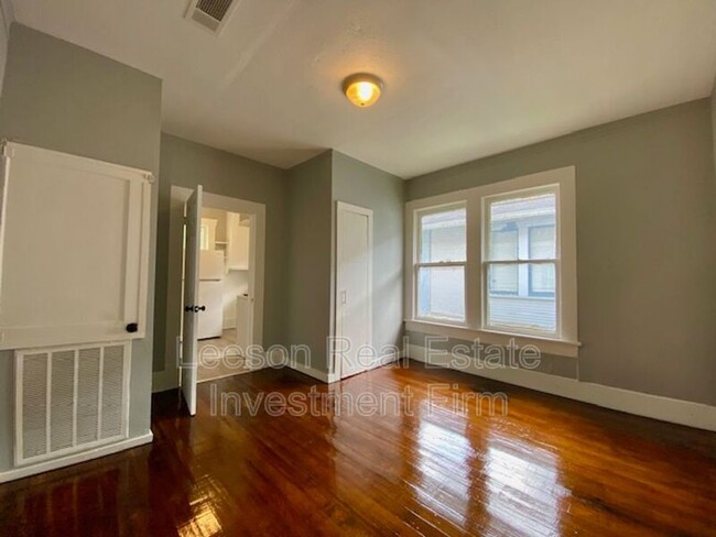 Building Photo - 2725 Lillian St