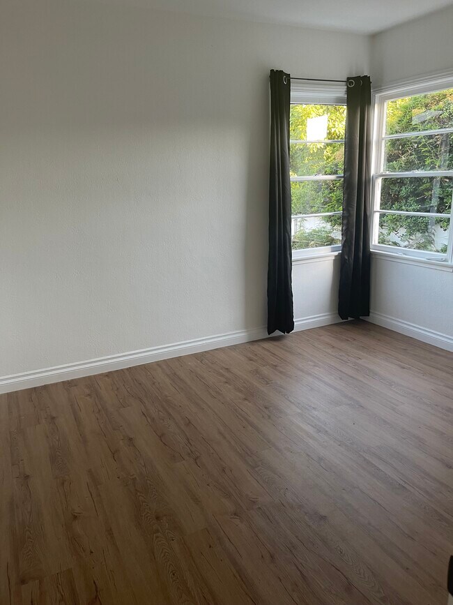 Second bedroom - 826 E Elmwood Ave