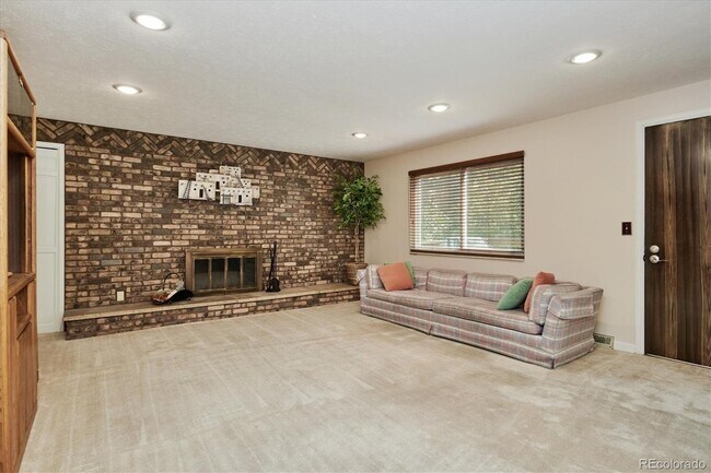 Building Photo - 10725 E Maplewood Dr