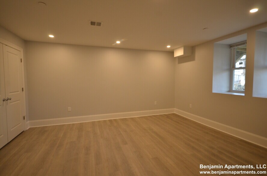 Building Photo - 100 Brooks St