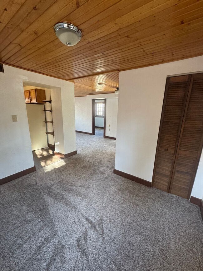 Building Photo - Cave Ave