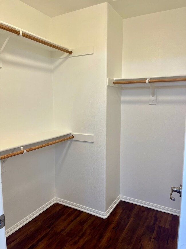 Building Photo - Beautiful 3 bed 2 bath townhome