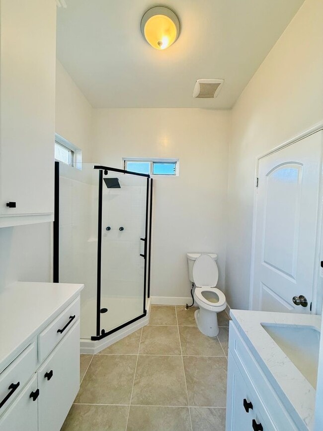 Building Photo - Two Bedroom Home with Enclosed Yard for Re...