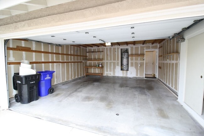 Building Photo - Rancho Bernardo End Unit Townhome - 2 Bed - 2 Bath -2 Car Garage - Private Patio