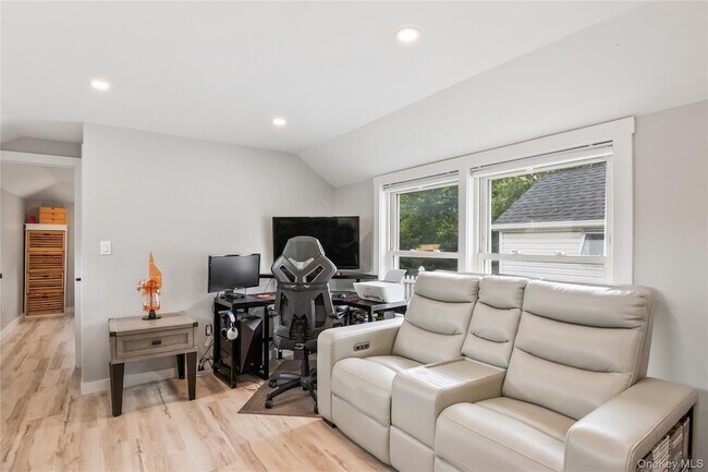 Building Photo - 19 Pine Ln