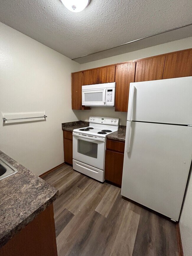 Building Photo - Kingstone Apartments 2