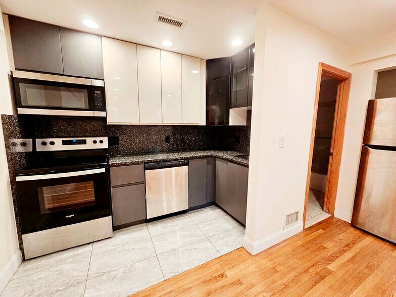 Building Photo - 1803 Beacon St