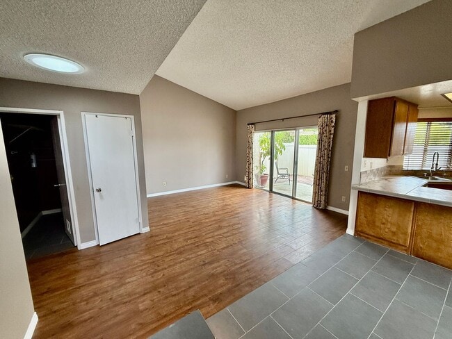 Building Photo - Single Story Condo end unit