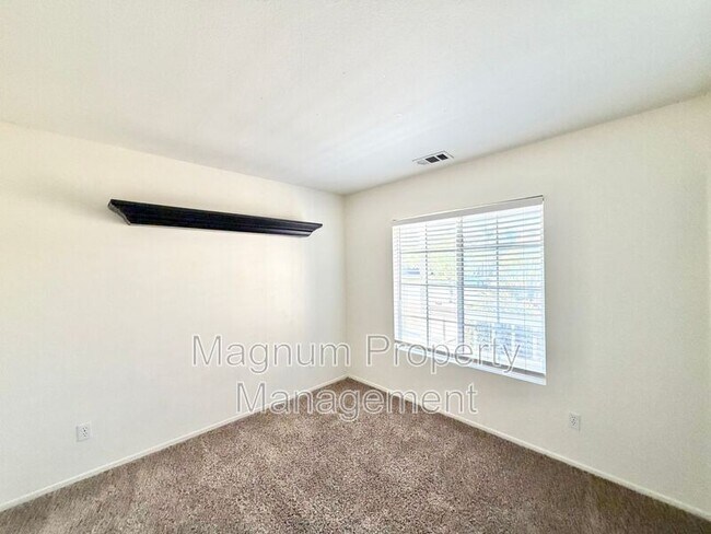Building Photo - 102 Goldenrod Ave