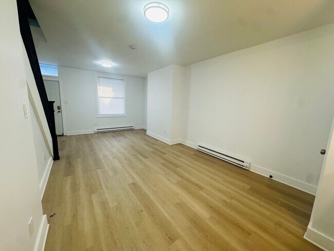 Building Photo - Refreshed 3bd/1bath House! Section 8 ONLY!