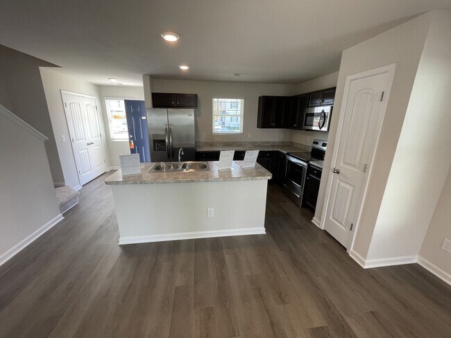 Building Photo - 3 Bd 2.5 Ba Townhome