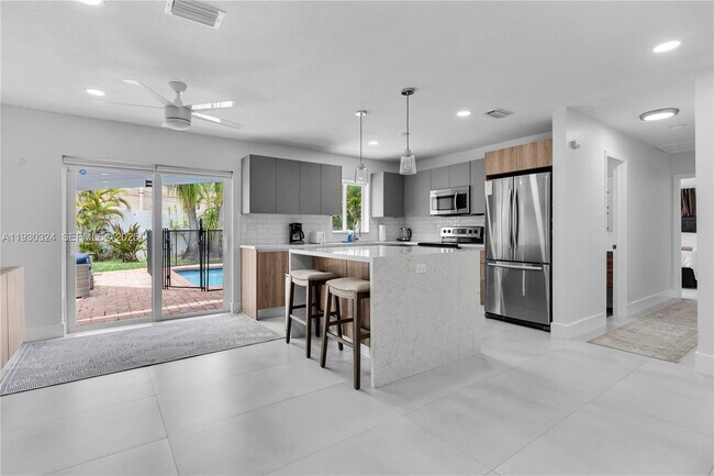 Building Photo - 617 NW 30th Ct