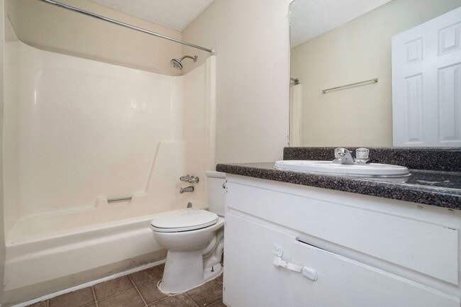 Building Photo - Large 4 Bedroom 2.5 Bath Home with 2 Car Garage