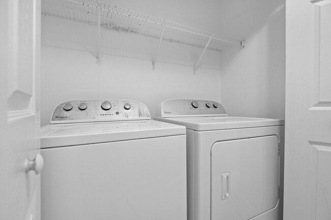 Building Photo - End-unit 2 Bedroom Townhome
