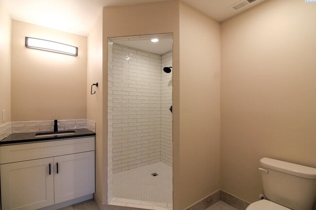 Building Photo - 5 Bed/3 Bath House in Kennewick Canyon Lakes