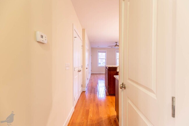 Building Photo - Bright and Spacious 2 Bedroom Abode in Bre...