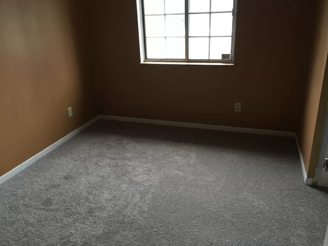 Building Photo - 1030 W County Line Rd