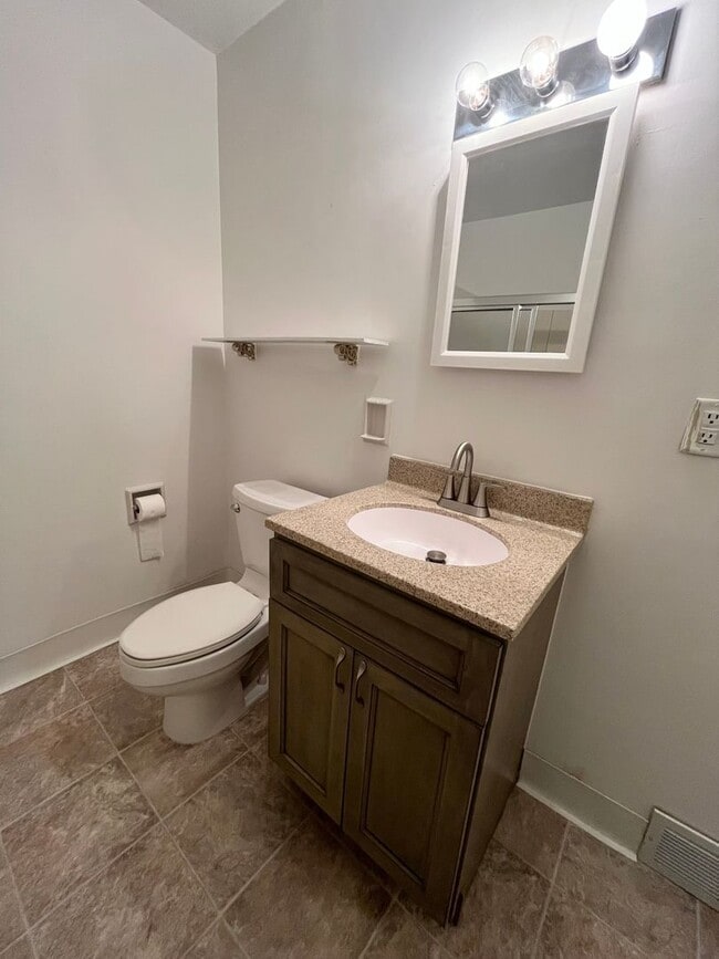 Building Photo - East Side 2 Bed/2 Bath w/ Bonus Room!