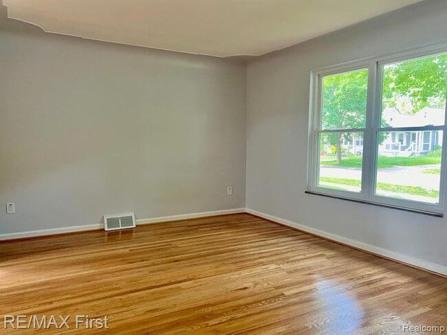 Building Photo - 552 Laprairie St