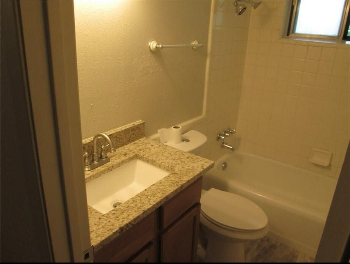 Building Photo - 2101 Oakhurst Dr