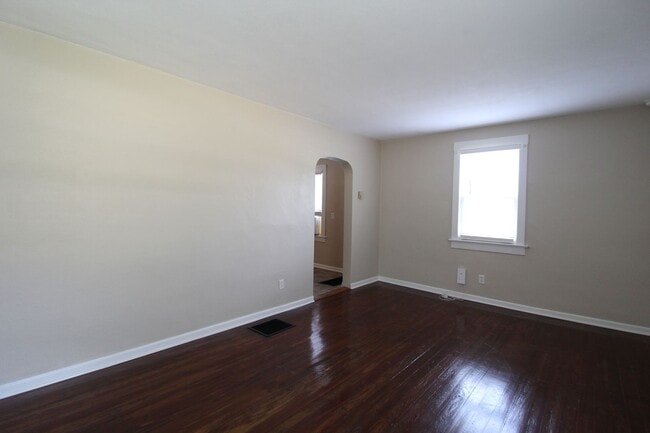 Building Photo - November Free On This Updated 1 Bedroom 1 ...