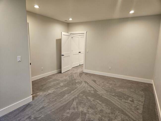 Building Photo - 5 Bed 3 Bath Ranch Home with 5 Acres.