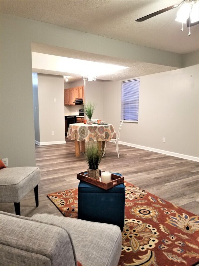 Building Photo - 8 - Hamilton Place