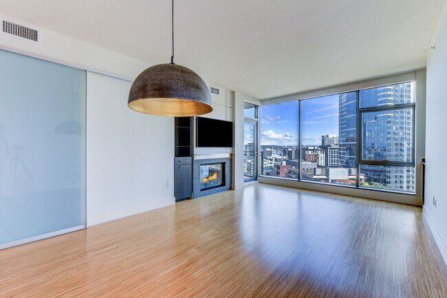 Building Photo - Elevated 1BR at Enso | Lake Views, Parking, Prime Location