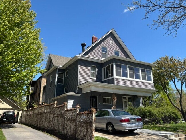 Building Photo - 427 6th St SE