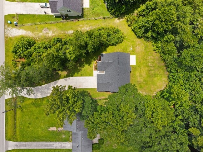 Building Photo - Welcome to Bradford Estates!