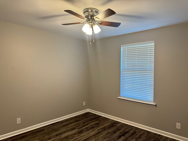 Building Photo - 423 Cook Dr