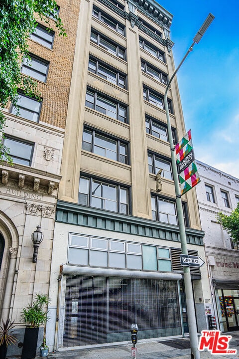 Building Photo - 812 S Spring St