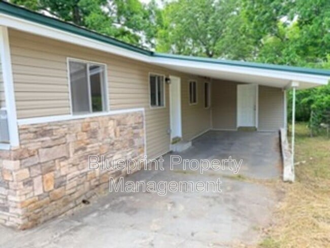 Building Photo - 3736 Oak Ave SW