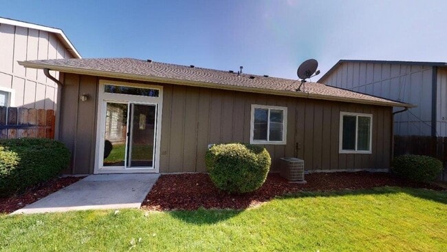 Building Photo - 1372 SE Newgate Dr