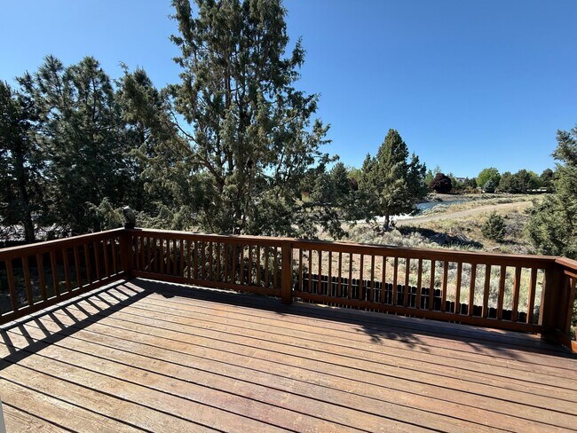 Building Photo - Spacious 4 Bed, 3 Bath Home - Terrango Glen