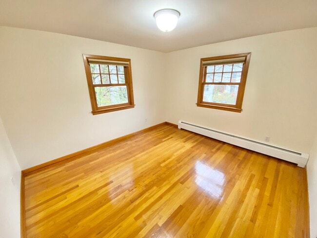 Building Photo - 4 Bedroom Home in Burlington VT Available NOW!